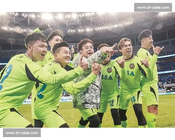 绿茵忆当年！大连名宿 32 香港明星队，齐秦梭鱼湾唱醉冬夜